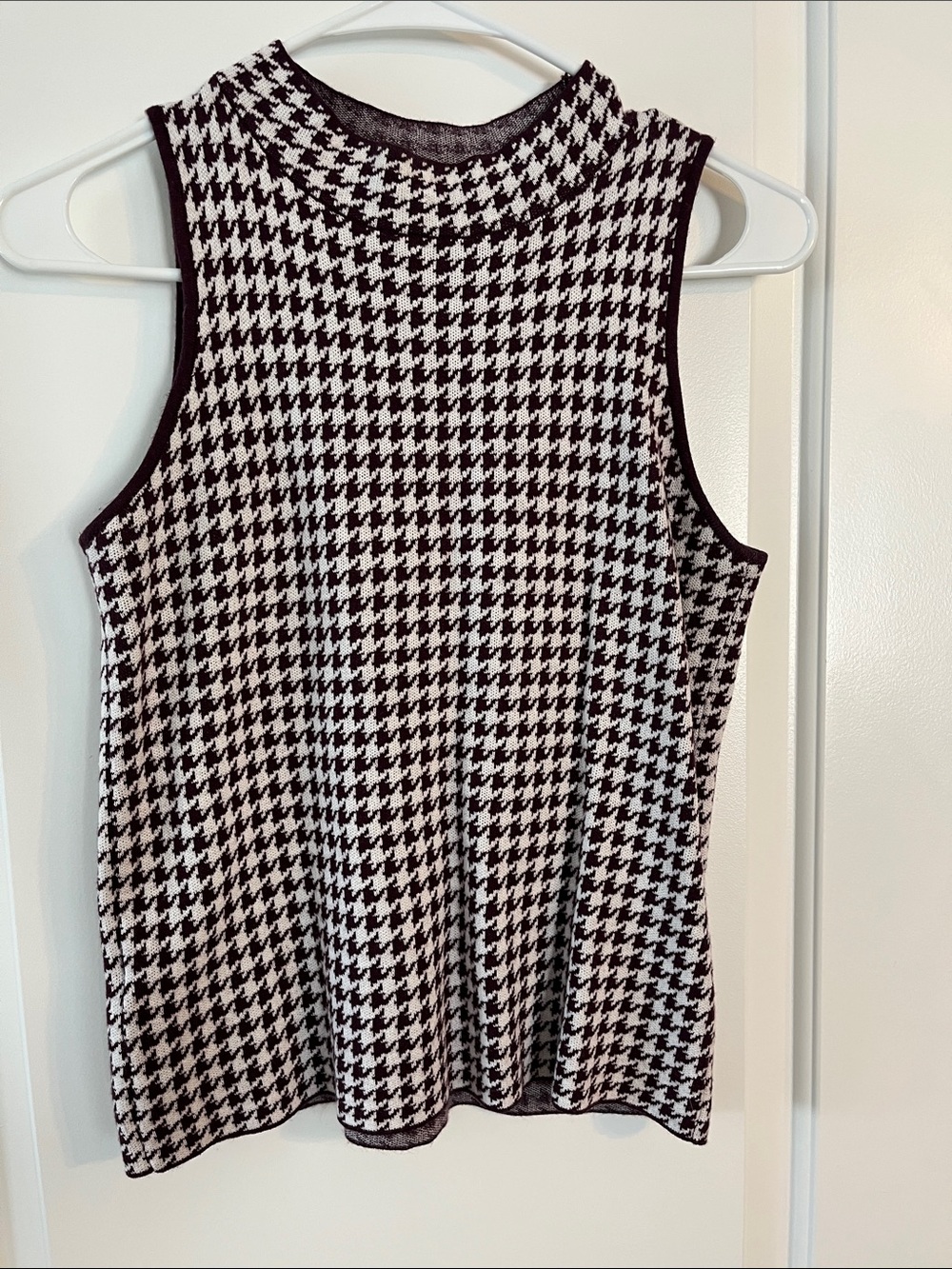 Ann Taylor Burgundy & White Houndstooth Sleeveless Knit Tank